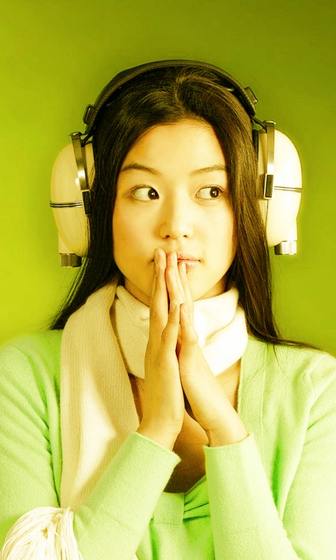 Японка в наушниках обои