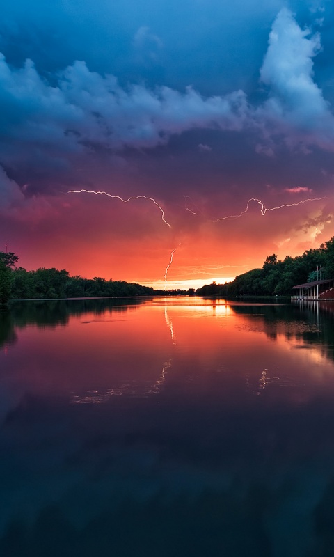 Молнии на фоне заката, стандартные обои mac обои