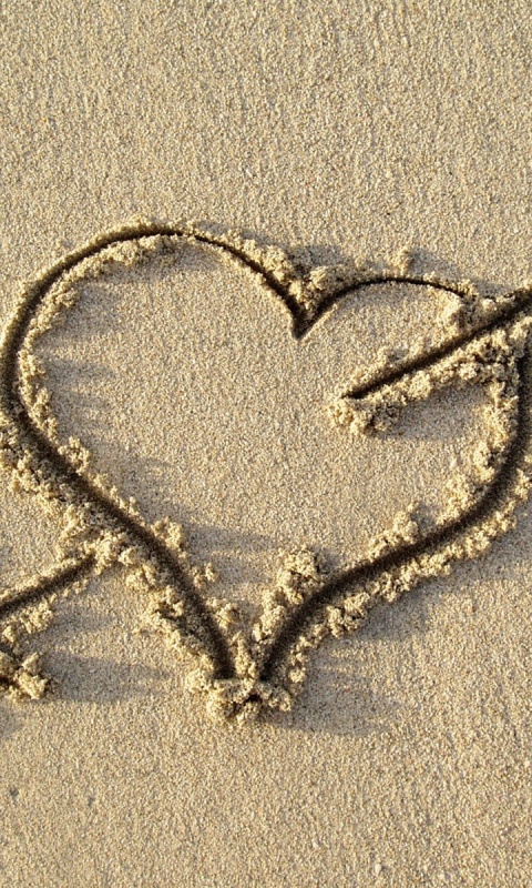Сердце на песке обои