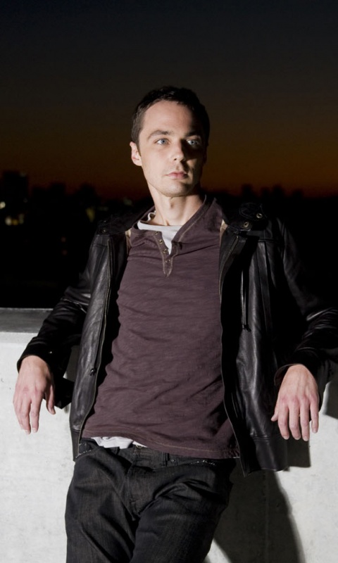 Джим Парсонс на балконе обои