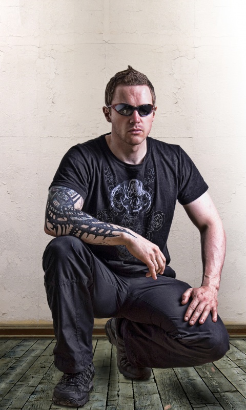 Парень с татуировкой обои