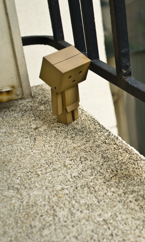 Грустный картонный человечек обои