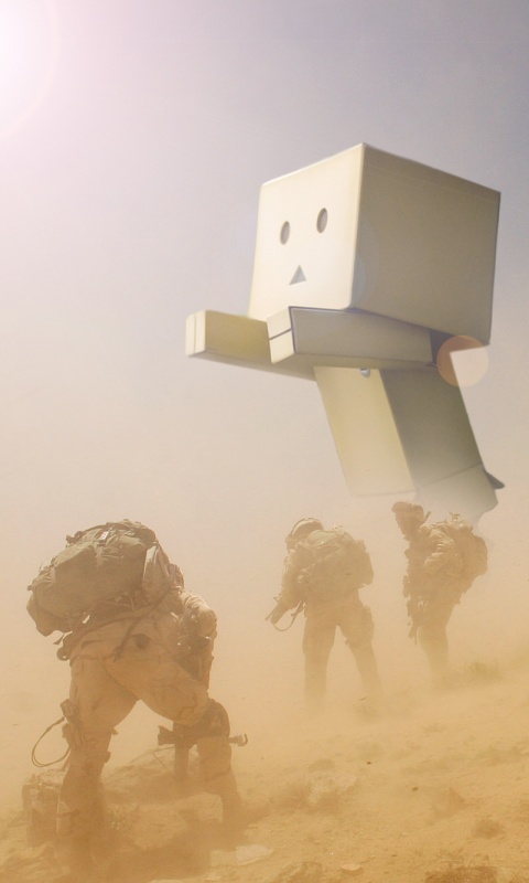 Картонный человек среди солдат обои