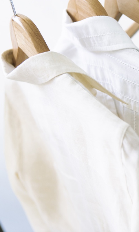 Вещи на вешалке обои