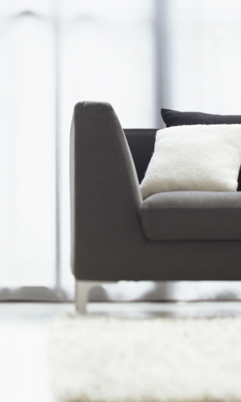 Диван с черной и белой подушками обои