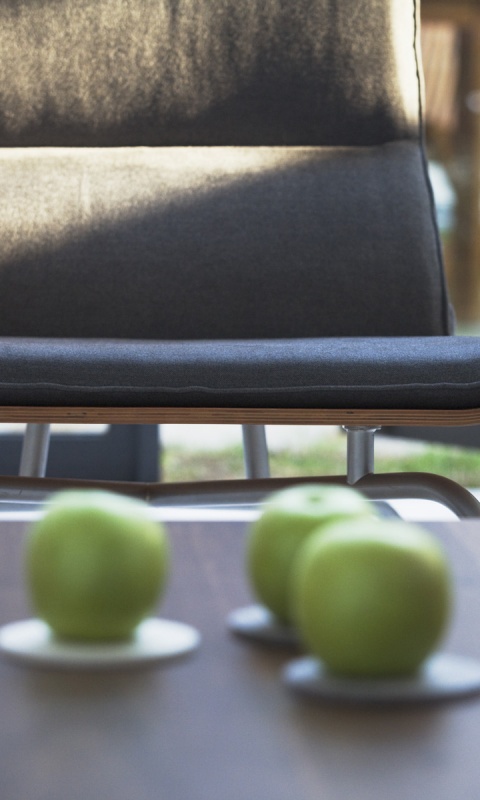 Яблоки на столе обои