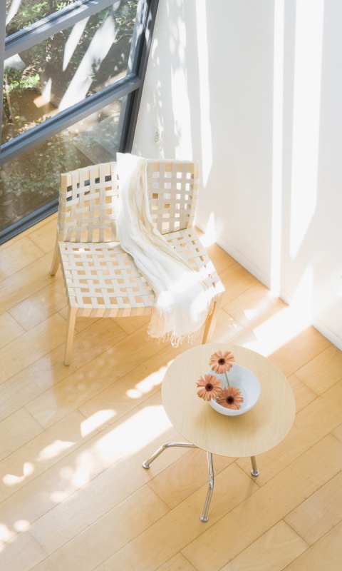 Стул, столик и цветы в комнате обои