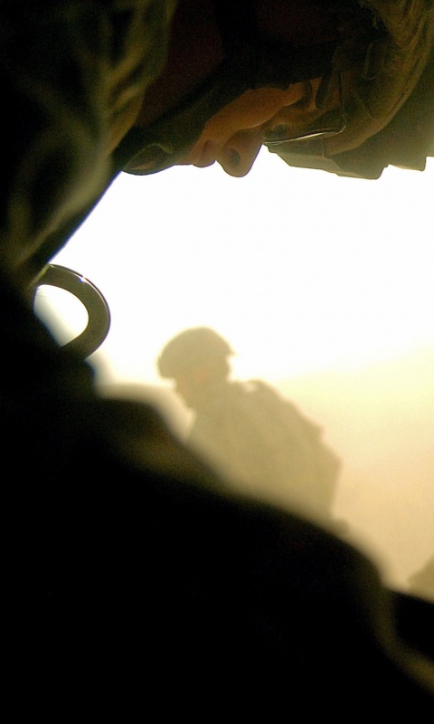 Солдаты выходят из броневика обои