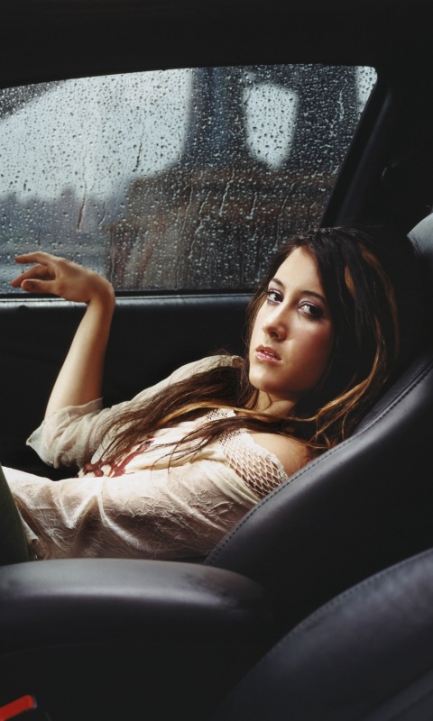Девушка в автомобиле обои