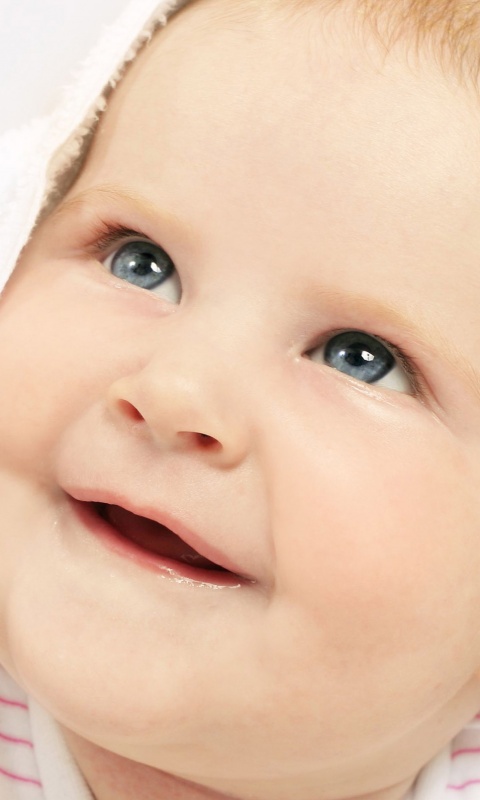 Малыш под полотенцем обои