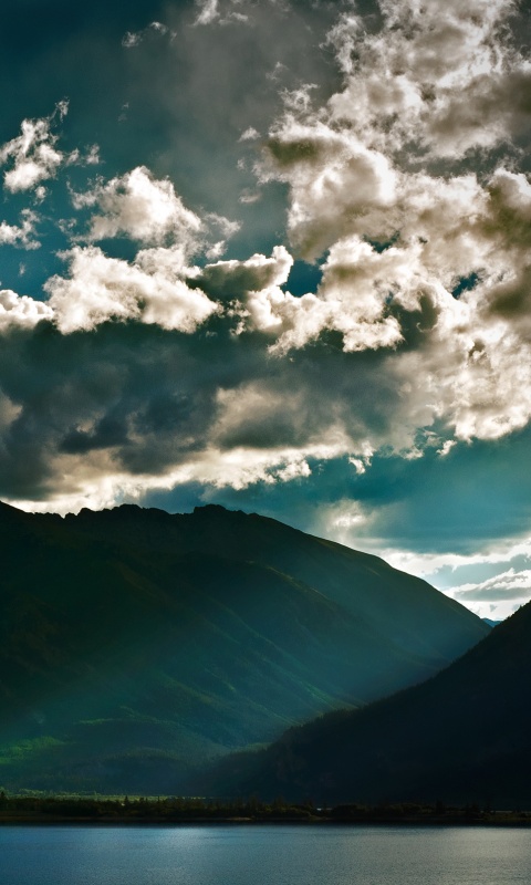 Свет на склонах гор обои