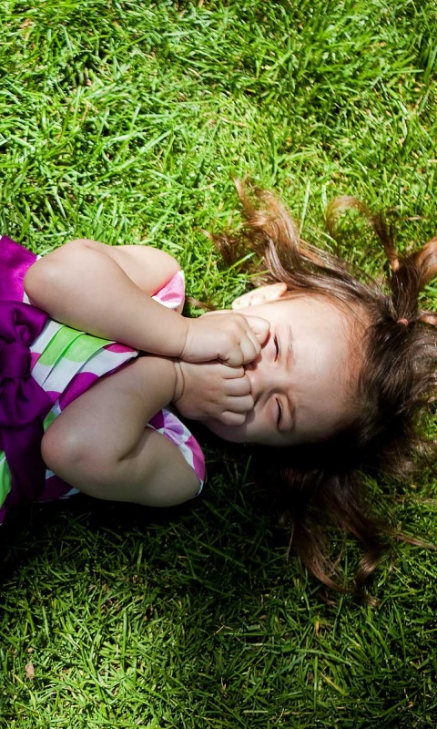 Девочка на траве обои