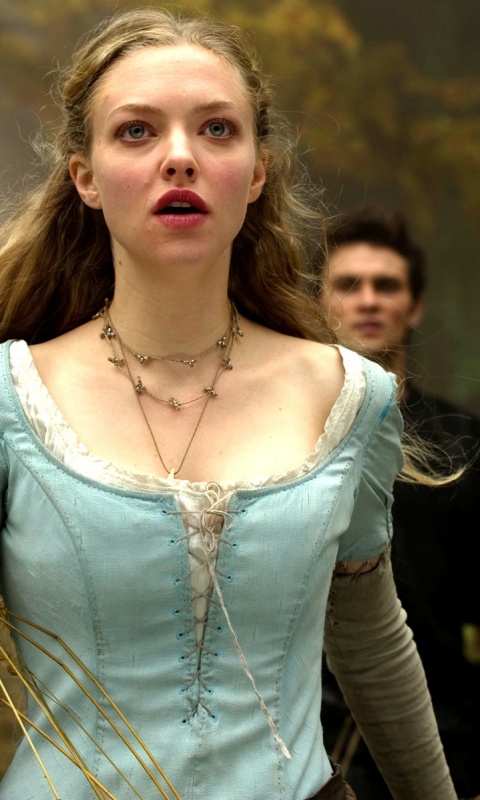 Аманда Сейфрид в Красной Шапочке обои