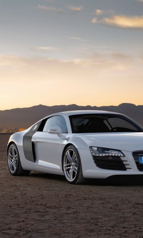 Белоснежная Ауди Р8 в пустыне обои