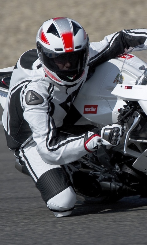 Байкер в белой экиперовкена Априлия РСВ4 обои