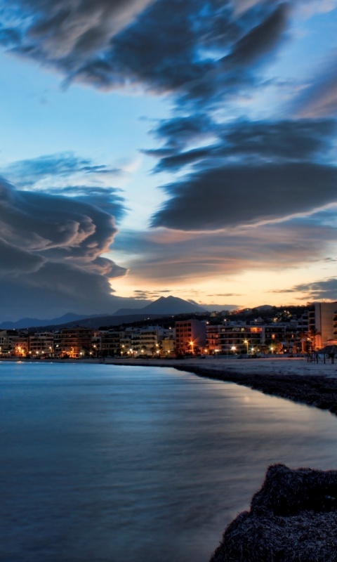 Красивый закат над городом у моря обои