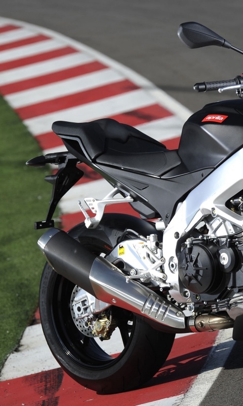 Спортивный мотоцикл Априлия на треке  обои