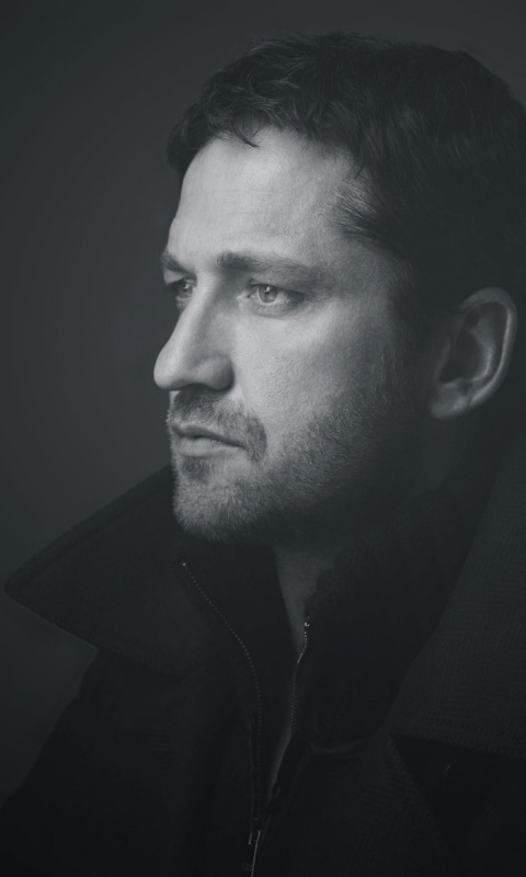 Джерард Батлер на темном фоне обои