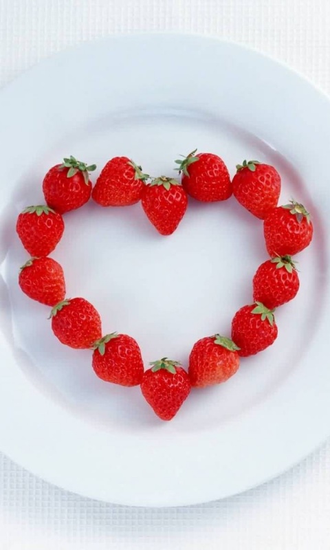 Тарелка с сердечком из клубники обои