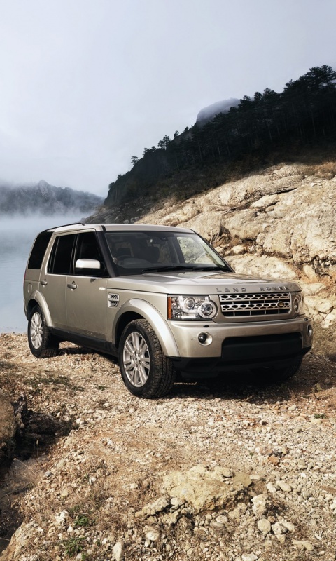 Range rover в горах у реки обои