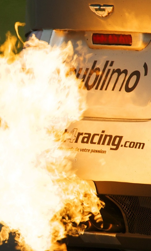 Огонь из выхлопной трубы гоночного Aston Martin обои