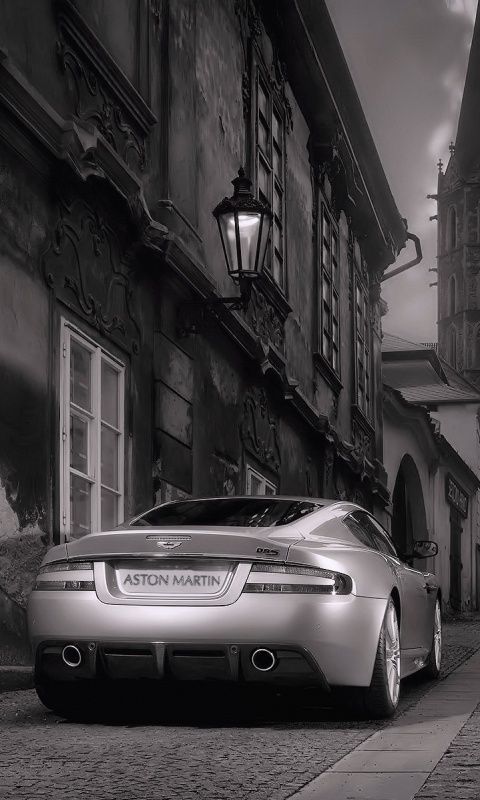Aston Martin в старинном городе обои
