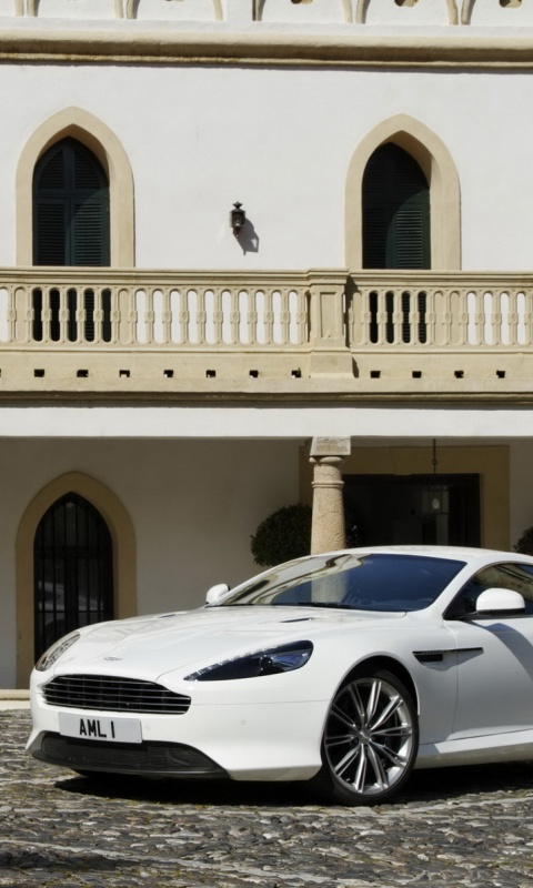 Астон Мартин в дворике дома обои