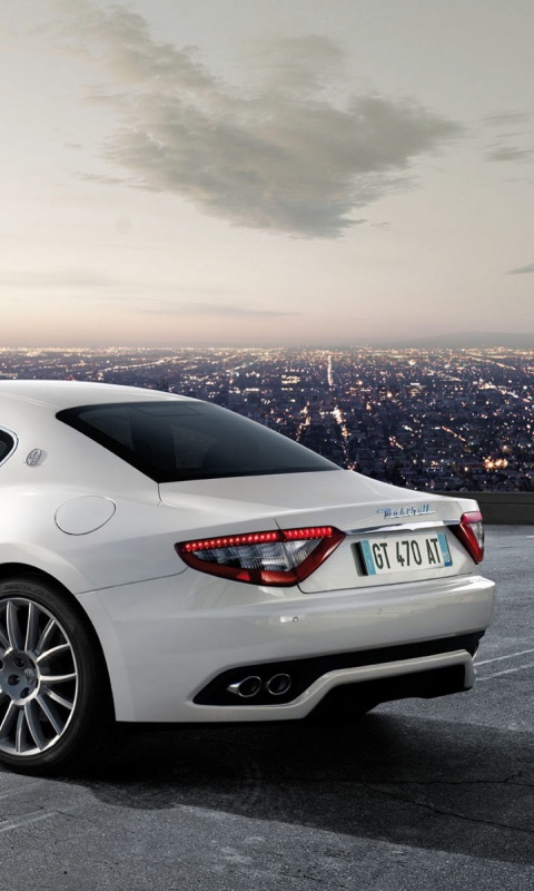 Maserati Granturismo на фоне города обои