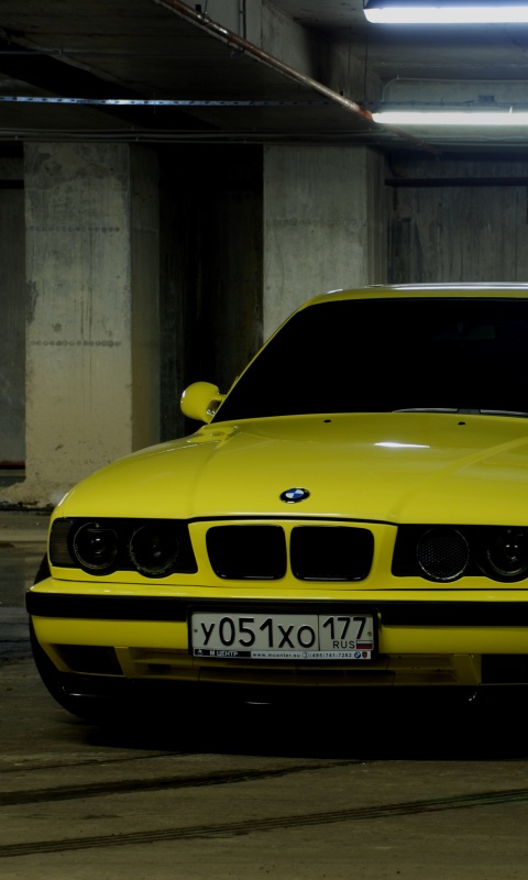 BMW M5 на стоянке обои