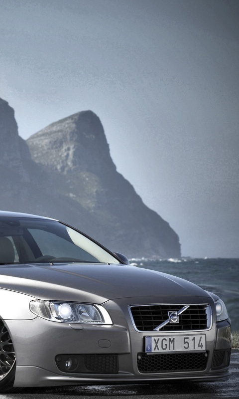 Вольво на берегу обои