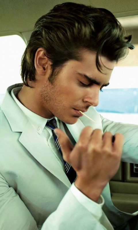 Мужчина прикуривает в машине обои