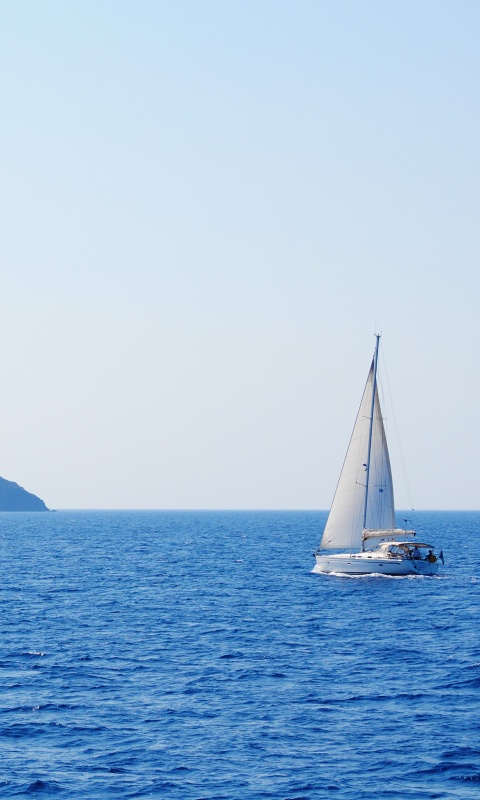 Яхта в море обои