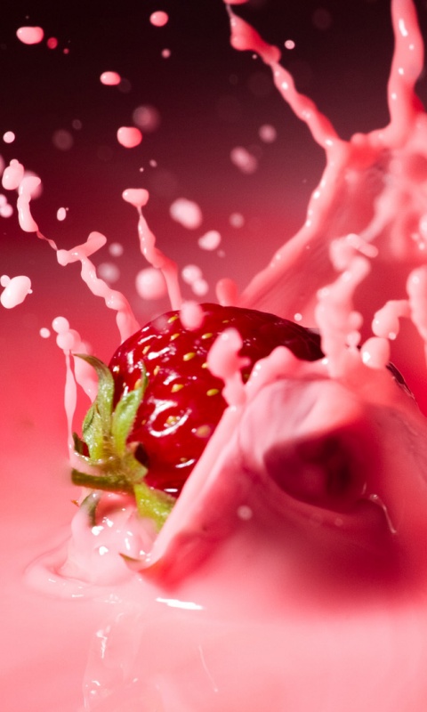 Сочная клубника с молоком обои