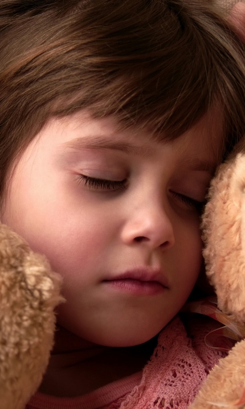 Девочка спит с мишками в обнимку обои