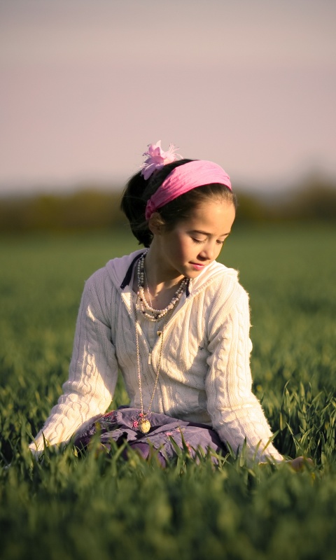 Девочка на траве обои