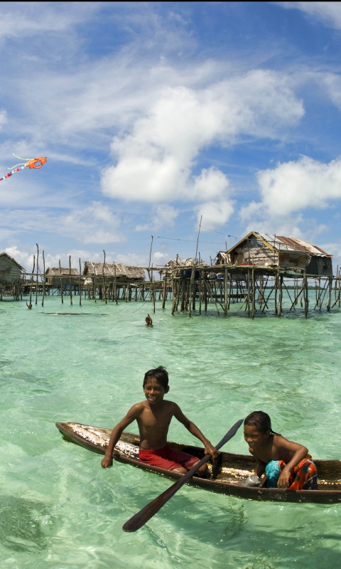 Дети в лодке у поселения туземцев обои