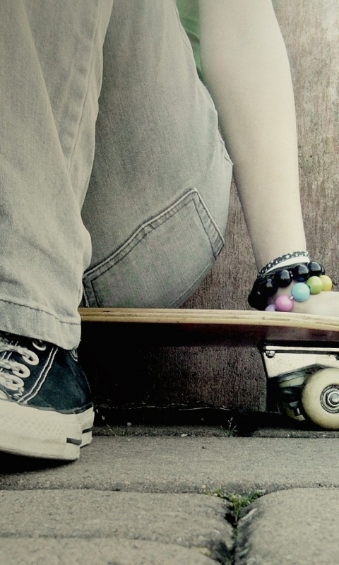 Девушка сидящая на скейте обои