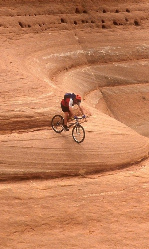 Опасный спуск на велосипеде обои