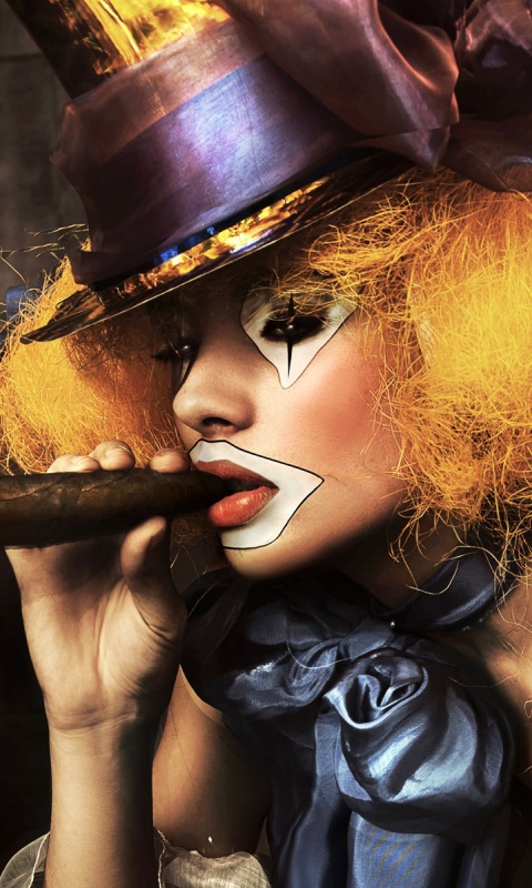 Девушка клоун курит сигару обои