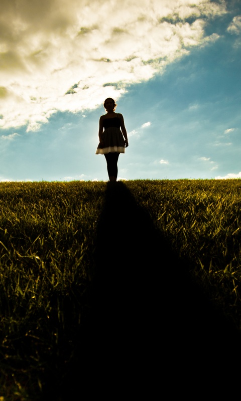 Силуэт девочки на поле обои