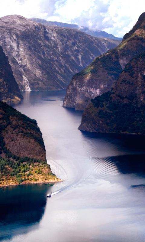 Лодка на реке среди высоких гор обои