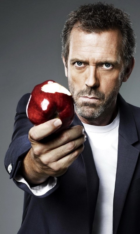 Доктор Хаус с яблоком в руке обои