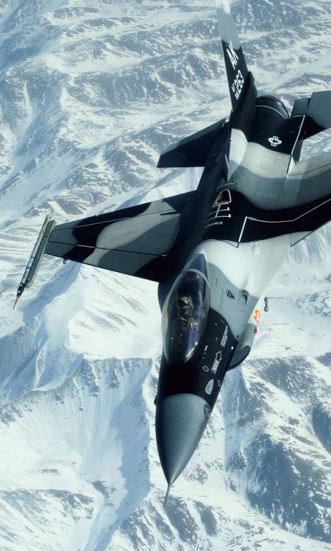 Истребитель над снежными пиками гор обои