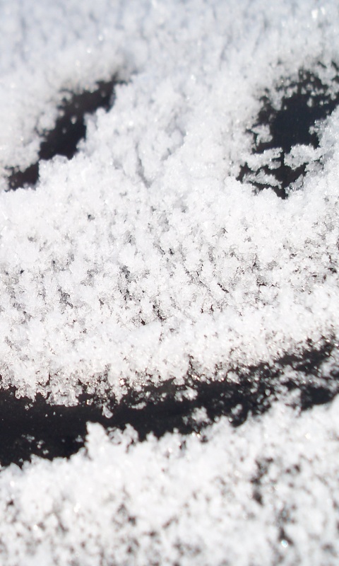 Смайлик на заснеженном стекле обои