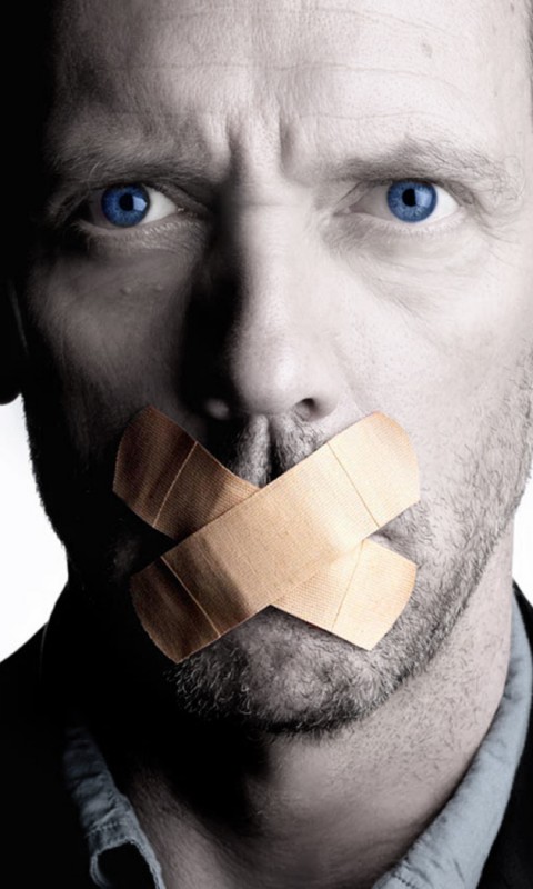 Хаус с пластырем на рту обои