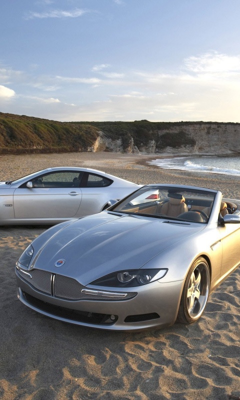 Два спорткара на берегу моря обои