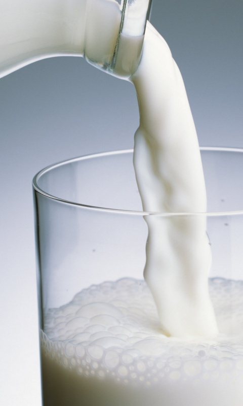 Молоко наливают в стакан обои