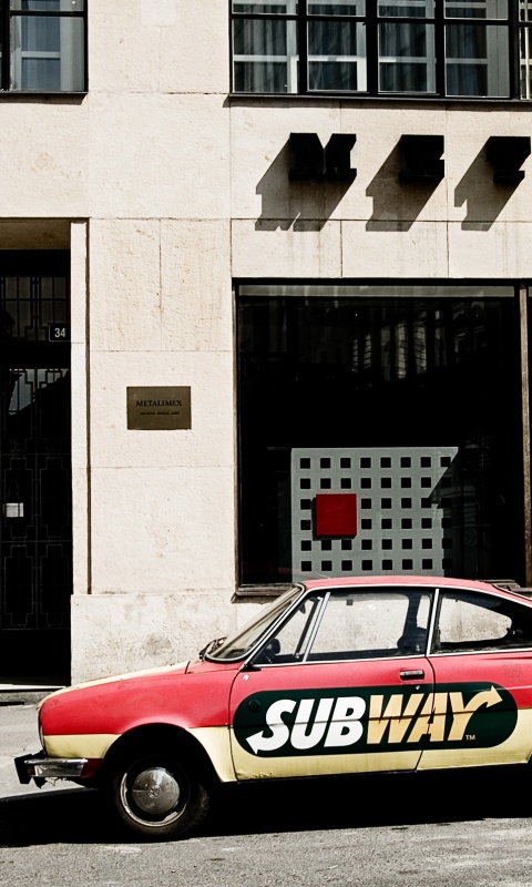 Реклама Subway на машине в Праге обои