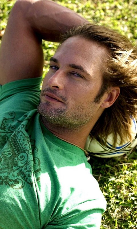 Джош Холлоуэй с мячом обои