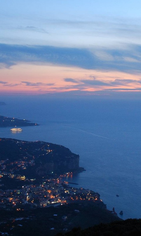 Городок у моря обои